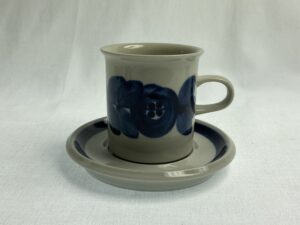 Anemone kahvikuppi ja aluslautanen Arabia Retronomi verkkokauppa