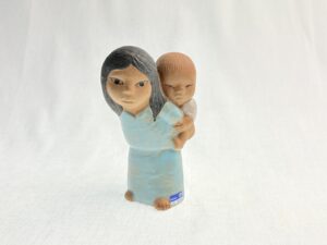 Kaikki maailman lapset Itä -figuuri Lisa Larson Retronomi verkkokauppa