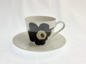 Unikko kahvikuppi ja aluslautanen musta Marimekko